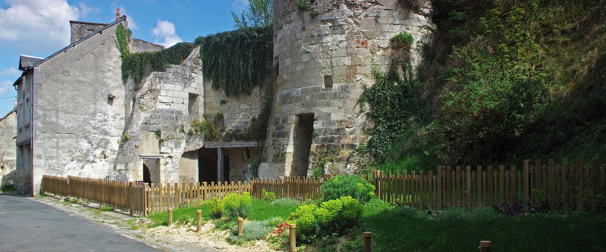 Châtillon-sur-Indre (Indre) La tour restante de la porte nord du château.