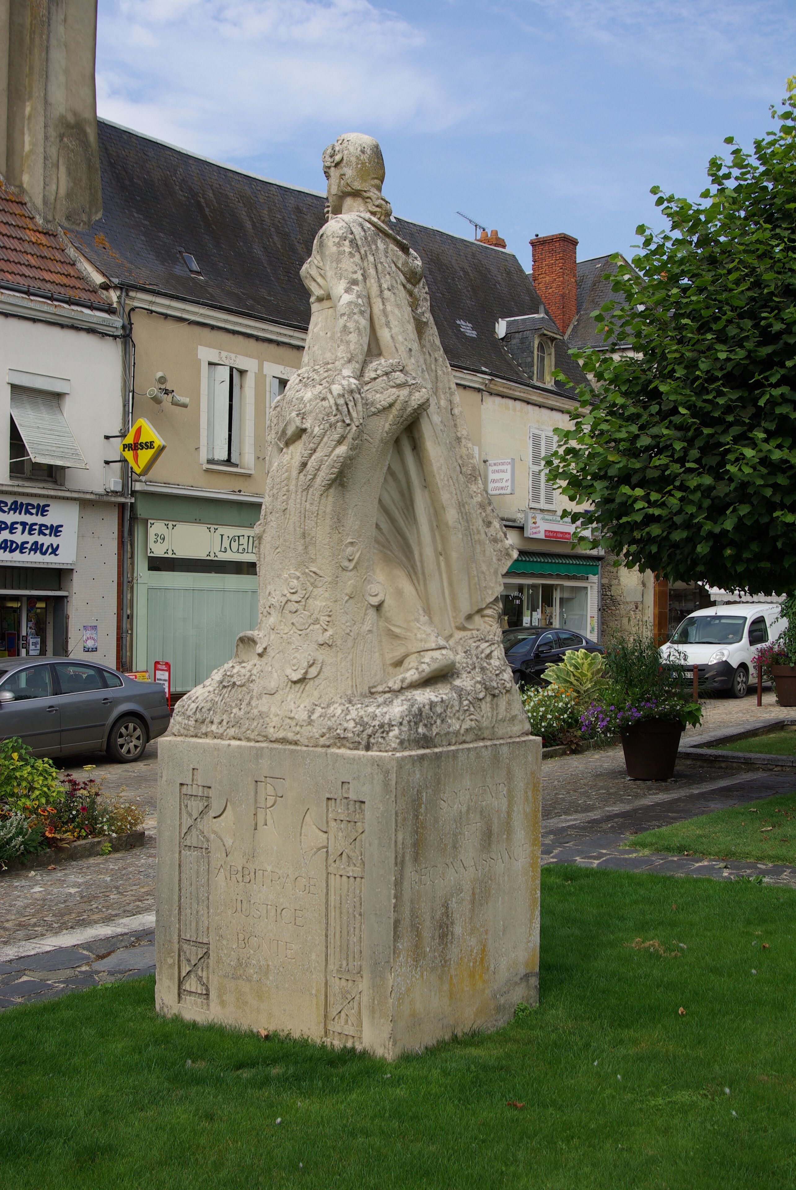 Monument aux Morts de Châtillon-sur-Indre : Statue de la Paix (ou de la République).