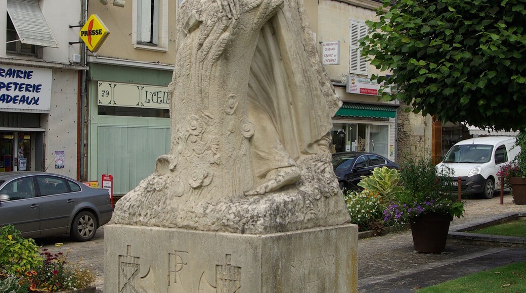 Monument aux Morts de Châtillon-sur-Indre : Statue de la Paix (ou de la République).