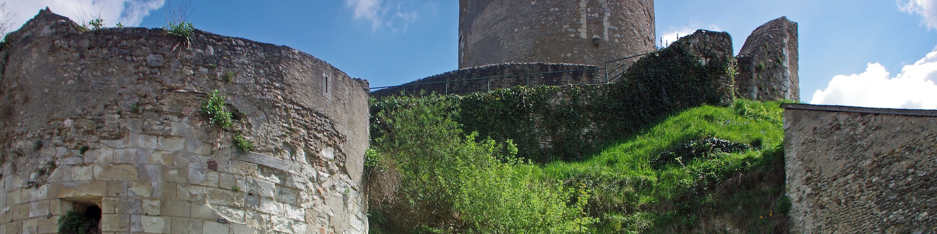 Châtillon-sur-Indre (Indre) La motte, la Tour de César (donjon) avec sa porte d'origine et les restes de la porte d'en bas de l'enceinte La Tour de César est le donjon d'un ancien château médiéval. Ce genre de tour était un élément majeur de l'architecture militaire médiévale. On n'est ici pas très loin des limites de l'empire angevin, d'où la nécessité de surveiller les frontières. Le donjon de Châtillon-sur-Indre est l'un des derniers vestiges d'un puissant château fort édifié sur ordre d'Henri II Plantagenêt vers 1160. Le château était en effet à la limite des domaines du roi de France et du roi d'Angleterre. A la fin du XIIème siècle-début XIIIème, sous Philippe Auguste, le château entre dans le domaine du roi de France En avril 1205, Philippe Auguste cédera le château, à titre provisoire, à Dreu de Mello, fils du connétable* de France Dreu III (ou IV) de Mello*. A la mort, sans postérité, de Dreu de Mello, en 1249, les héritiers contesteront le retour du domaine dans le domaine royale. Après marchandage, le neveu de Dreu de Mello recevra 600 livres de rente pour renoncer à Châtillon et Loches. Ces 600 livres seront inscrites sur la recette des prévôtés et baillages*. En septembre 1274, le roi Philippe III (Philippe le Hardi) donne le château à son Grand Chambellan*, Pierre de La Brosse*. Pierre de la Brosse qui ne possédera le château que jusqu'en 1278, pour cause de pendaison suite à une présumée trahison au profit d'Alphonse de Castille. Pendant les XIIIème et XIVème siècles, le château ne voit que le séjour temporaire et occasionnel du roi. Philippe III y séjournera du 26 a 30 novembre 1283; Philippe IV en mai 1289, août 1305 et février 1307; Jean II à l'hiver 1346. Le château fait partie du duché de Touraine quand Louis d'Amboise en fait une prison en 1432. La château quittera et retrouvera le domaine royal à plusieurs reprises. Au moment de la Révolution, la terre de Châtillon est dans la famille Amelot. Tel qu'il se présente avec sa tour cylindrique qui culmine à 30 mètres, entourée d'un rempart de protection sur une motte calcaire rehaussée, c'est l'un des plus ancien de France. Au 19ème siècle, le château est découpé en parcelles. Le donjon et sa chemise seront donnés à la commune. La commune utilisera le donjon commle château d'eau en 1932. Le connétable, "comes stabuli", comte de l'étable, est à l'origine chargé des écuries, donc des chevaux de guerre. Le connétable de France sera le chef des armées. Ici, il s'agit probablement de Dreu III (ou IV) de Mello, mort en 1218, châtelain de Loches et Châtillon. Le châtelain n'est pas propriétaire du château, c'est souvent le commandant de la place. Son fils, Dreu de Mello, sera seigneur, donc propriétaire de Châtillon. Dreu III (ou IV) de Mello accompagna Philippe Auguste en Terre Sainte lors de la troisième croisade. Le roi le récompensera avec la charge de connétable et les châtellenies de Loches et Châtillon. Il décèdera le 3 mars 1218 à l'âge de 80 ans. Il aura trois enfants, Guillaume qui deviendra Guillaume Ier de Mello seigneur de Saint-Bris, Dreu de Mello qui sera seigneur de Loches et Châtillon, et Agnès qui sera mariée à Garnier III de Traînel, seigneur de Marigny. Prévôtés et bailliages sont des circonscriptions administratives et judiciaires. Le Grand Chambellan de France, très proche du roi, pourrait être comparé au premier ministre actuel. Pierre de la Brosse commence sa fortune comme barbier, et donc chirurgien, de Saint Louis. Le roi dut être content de ses services, puisqu'il en fit un châtelain et le nomma chambellan. Philippe, le fils du roi, le futur Philippe III dit le Hardi, fut également séduit par le personnage. Pierre de la Brosse accompagnera Saint Louis dans la huitième croisade, croisade où le roi trouvera la mort, de dysenterie, à Tunis (Lors de cette croisade, mourront également le fils aîné du roi et Isabelle d'Aragon). Philippe III succéda donc à son père et fit entière confiance à Pierre de la Brosse qu'il nomma Grand Chambellan de France. Pierre de la Brosse profita de cette promotion et de la confiance du roi pour placer toute sa famille en particulier grâce à des alliances matrimoniales avantageuses. Cette rapide ascension sociale d'un individu de petite noblesse (et non de basse extraction comme le prétendirent les jaloux), lui attira de nombreuses inimitiés chez les grands. Surtout, ceux-ci ne supportent pas d'être obligés de ramper à ses pieds pour bénéficier des libéralités royales. Le 21 août 1274, Philippe III épouse en secondes noces Marie de Brabant (sa première épouse, dont il aura quatre fils, Isabelle d'Aragon, était morte en Calabre, enceinte, au retour de la huitième croisade). Marie, prit ascendant sur le roi, ce qui causa bientôt de l'ombrage à l'ancien barbier. En mai 1276, le prince héritier Louis, issu du premier mariage, mourut subitement, à l'âge de 12 ou 13 ans. Des insinuations diffusées par Pierre de La Brosse, laissèrent entendre que le jeune Louis avait été empoisonné par sa belle-mère, Marie de Brabant, dans le dessein d'éliminer successivement les fils d'Isabelle d'Aragon et de promouvoir sa descendance. "En lan de grace mil CC.LXXVI. avint que Loys le premier filz le roy Phelippe mourut et fu empoisonné si comme aucuns dient. Le roy en fu en soupecçon, et ceste souspecçon mist en son cuer Pierre de la Broche, son maistre chambellenc".(Guillaume de Nangis, moine de Saint Denis mort en 1300 -"Gesta Philippi Tertia Francorum Regis") La reine accuse à son tour le chambellan Pierre de la Brosse de manipulation. Pour se tirer d'affaire, il tenta, par l'intermédiaire de son cousin évêque de Bayeux, de suborner une béguine de Liège qui prétendait avoir des révélations à faire sur la mort du jeune Louis. L'évêque lui demanda de dire que la mort du jeune prince était due à la "clique brabançonne" qui entourait la reine. Mais l'évêque de Liège interrogea la béguine et révéla la supercherie. Toutefois, le roi hésitait encore à désavouer son favori et à innocenter sa femme. Il en fallait plus. Les "grands" trouvèrent : on l'accusa d'être à l'origine d'un revirement soudain du roi dans la campagne de Castille, suite à une manipulation. Pierre de la Brosse fut donc arrêté en janvier 1278 pour haute trahison. On l'éloigna de la capitale, à Janville(Eure-et-Loire), certainement pour que le roi ne puisse le sauver. Pierre de La Brosse fut jugé par les "grands", dont certains étaient d'ailleurs ses débiteurs, et non par des gens de loi, et pendu le 30 juin 1278 au gibet de Montfaucon. "(...) Quant les barons furent assemblez, Pierre fu tantost délivré au bourrel de Paris qui pent les larrons, à bon matin au soleil levant. Si le convoièrent au gibet, le duc de Bourgoingne; le duc de Breuban; le conte d'Artois, et plusieurs autres nobles barons. (...) Le bourrel lui mist la corde autour le col, et lui demanda s'il vouloit riens plus dire; et il dist que nennin; et tantost le bourel osta l'eschiele et le laissa aller entre les larrons."