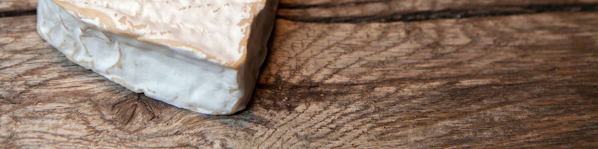 fromage sur fond de bois spécialité normande,