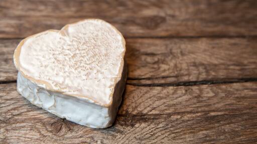 fromage sur fond de bois spécialité normande,