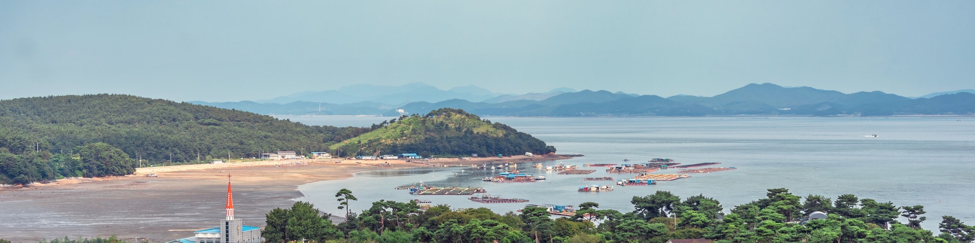 영목항 전망대에서 본 서해 어촌마을의 풍경-View of a West Sea fishing village from Yeongmok Port Observatory, located in Taean-gun, Chungcheongnam-do, South Korea