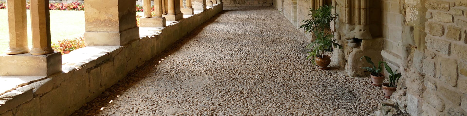 Le cloître de l’ancienne cathédrale Saint-Papoul