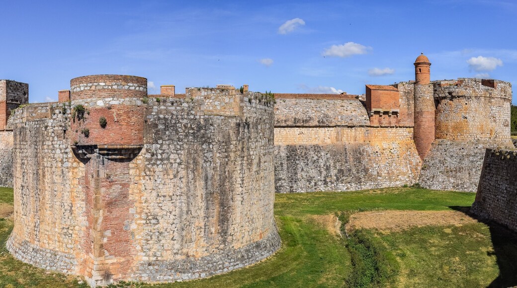 This building is indexed in the Base Mérimée, a database of architectural heritage maintained by the French Ministry of Culture, under the reference PA00104129 .
