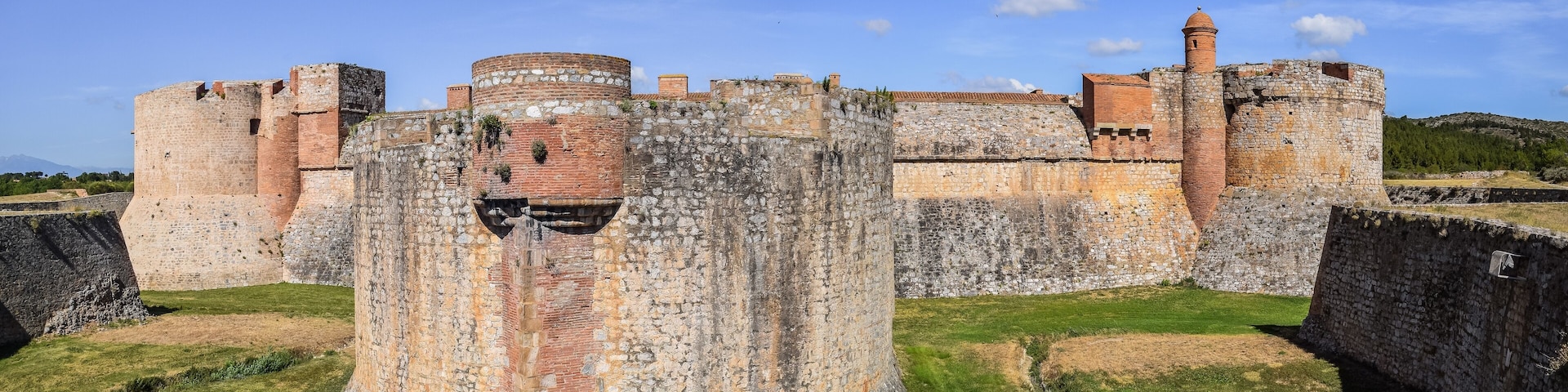 This building is indexed in the Base Mérimée, a database of architectural heritage maintained by the French Ministry of Culture, under the reference PA00104129 .