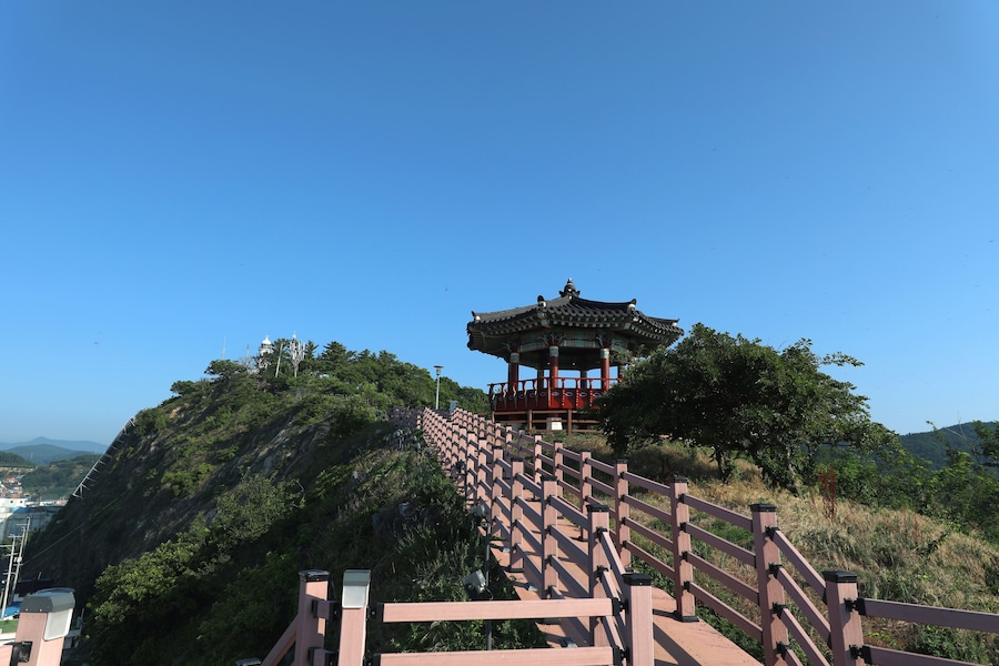Korean traditional pavilion on top of the hill, Shutterstock ID 683057350, SF SSA Case with Manager Approval: Case 07151371, Job: Prepay credit, Client/Licensee: , Other: