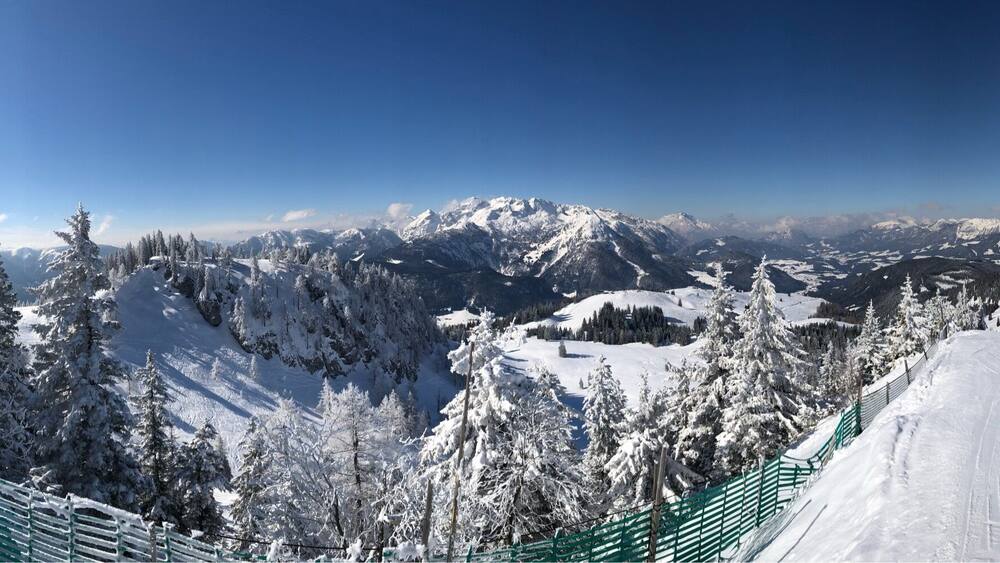 Nice weather for skiing #austria #gosau #europe #iphonex #iphone #panorama #sun #sunny #skiing #snow #brendanvanson #nature #upperaustria #fun #sport #goodtimes #BvSBlue