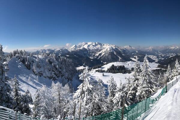 Nice weather for skiing #austria #gosau #europe #iphonex #iphone #panorama #sun #sunny #skiing #snow #brendanvanson #nature #upperaustria #fun #sport #goodtimes #BvSBlue