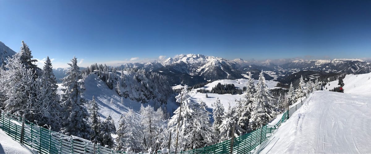 Nice weather for skiing #austria #gosau #europe #iphonex #iphone #panorama #sun #sunny #skiing #snow #brendanvanson #nature #upperaustria #fun #sport #goodtimes #BvSBlue
