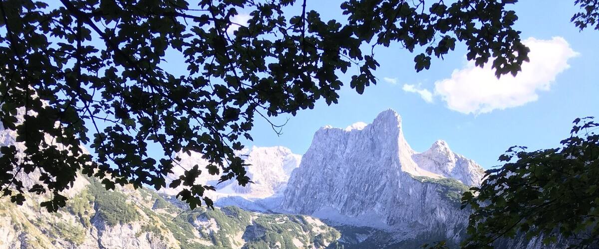 This trail Leeds you trough an idyllic and spectacular landscape. The trail starts at the restaurant from the first of three Gossau lakes. At the end of The Valley and the last Gossau lakes, you find the Holzmeisteralm in 1164m. There, in the rustic cabin, you can take a rest and taste traditional dishes, beer and fresh buttermilk. To find the cabin, you have to follow the gravel path along the three Gossau lakes, which takes 1 1/2 hours and led you along the virgin nature and the impressively landscape of the UNESCO world heritage of the Hallstatt Dachstein, Salzkammergut.