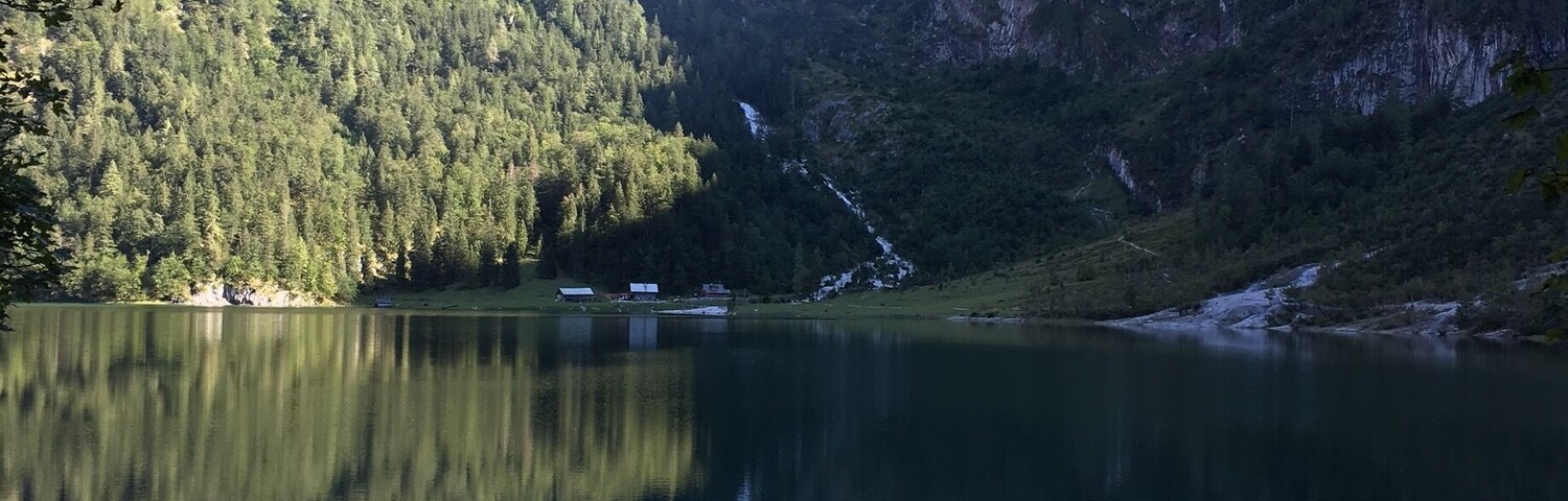 This trail Leeds you trough an idyllic and spectacular landscape. The trail starts at the restaurant from the first of three Gossau lakes. At the end of The Valley and the last Gossau lakes, you find the Holzmeisteralm in 1164m. There, in the rustic cabin, you can take a rest and taste traditional dishes, beer and fresh buttermilk. To find the cabin, you have to follow the gravel path along the three Gossau lakes, which takes 1 1/2 hours and led you along the virgin nature and the impressively landscape of the UNESCO world heritage of the Hallstatt Dachstein, Salzkammergut.