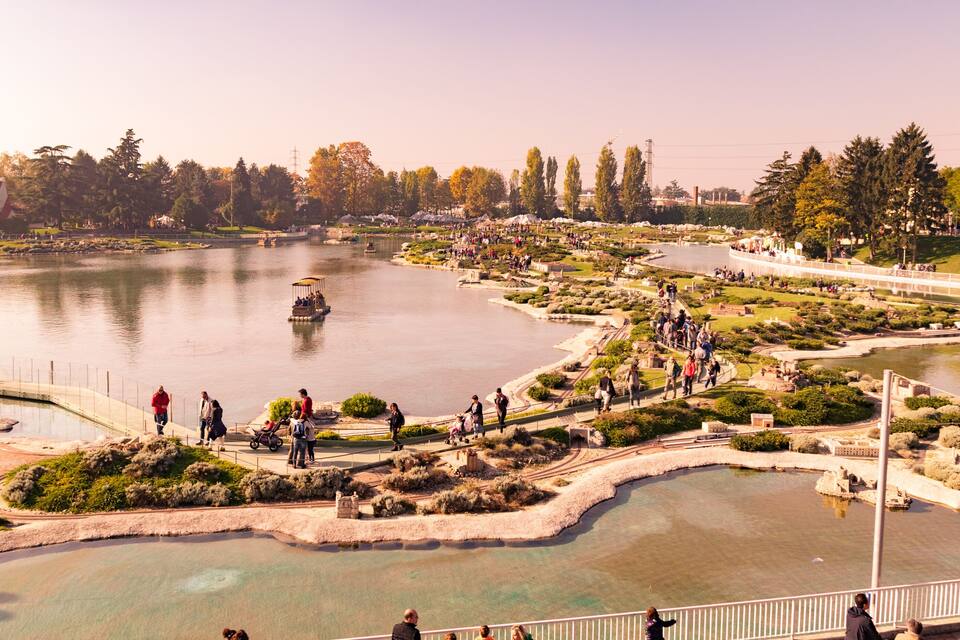 Un parco con un lago, sentieri pedonali e possibilità di fare un giro in barca.