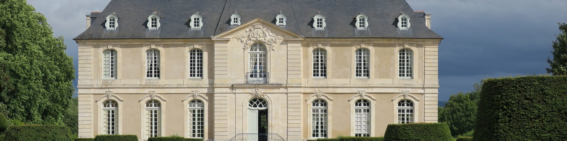 This building is indexed in the Base Mérimée, a database of architectural heritage maintained by the French Ministry of Culture, under the reference PA00111786 .