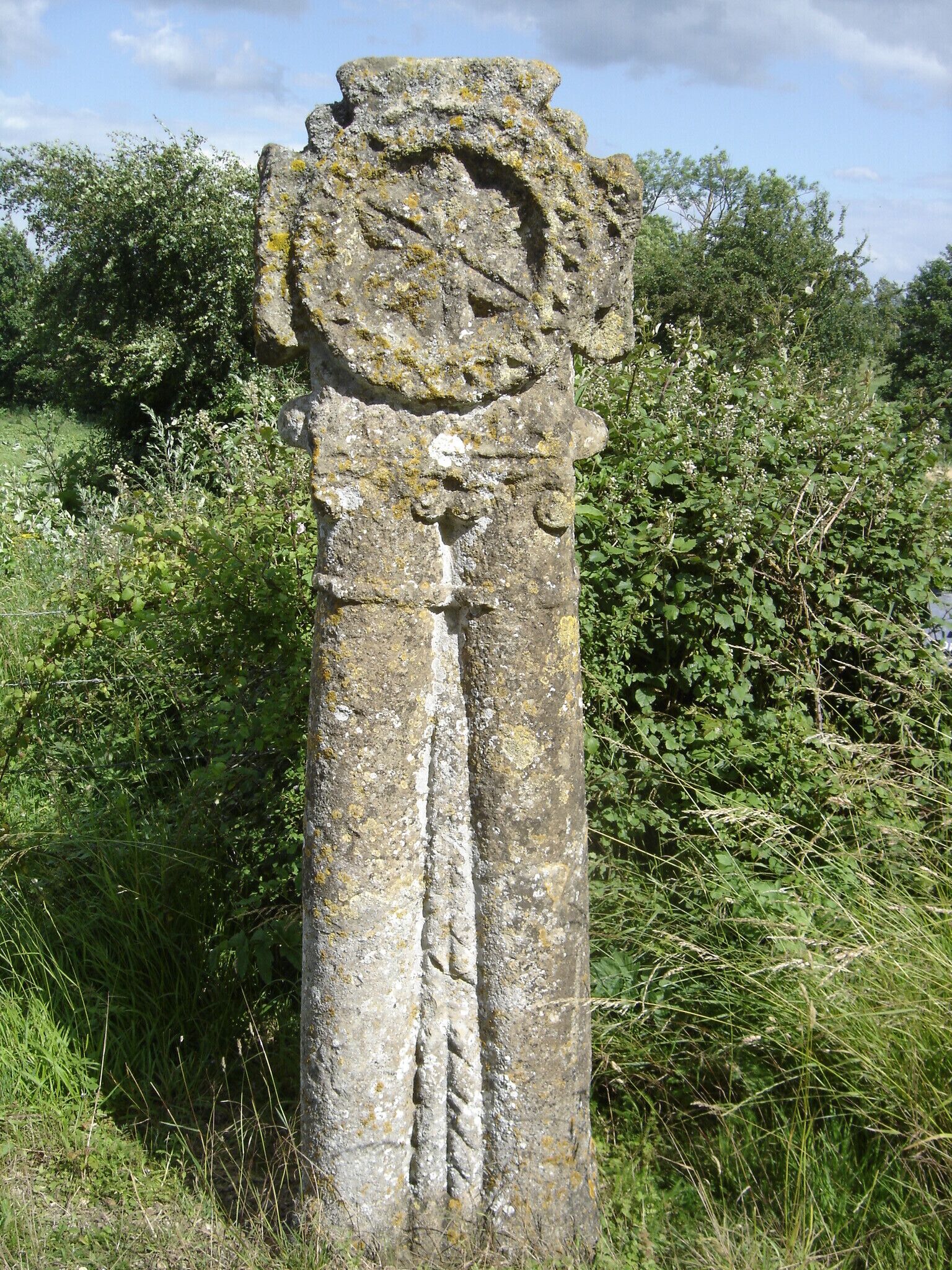 Au carrefour de deux Voies Romaines, cette croix du 12è siècle est aussi une borne qui marquait la limite entre deux anciennes communes, Grisy et Vendeuvre