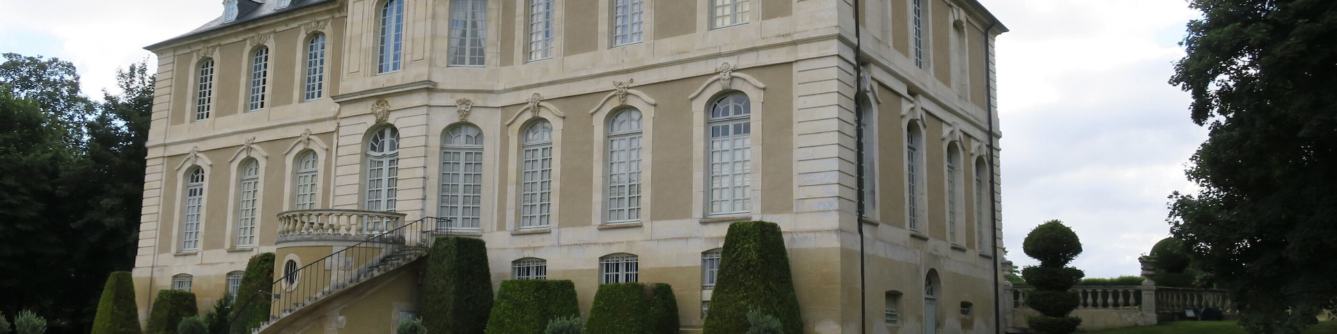 This building is indexed in the Base Mérimée, a database of architectural heritage maintained by the French Ministry of Culture, under the reference PA00111786 .