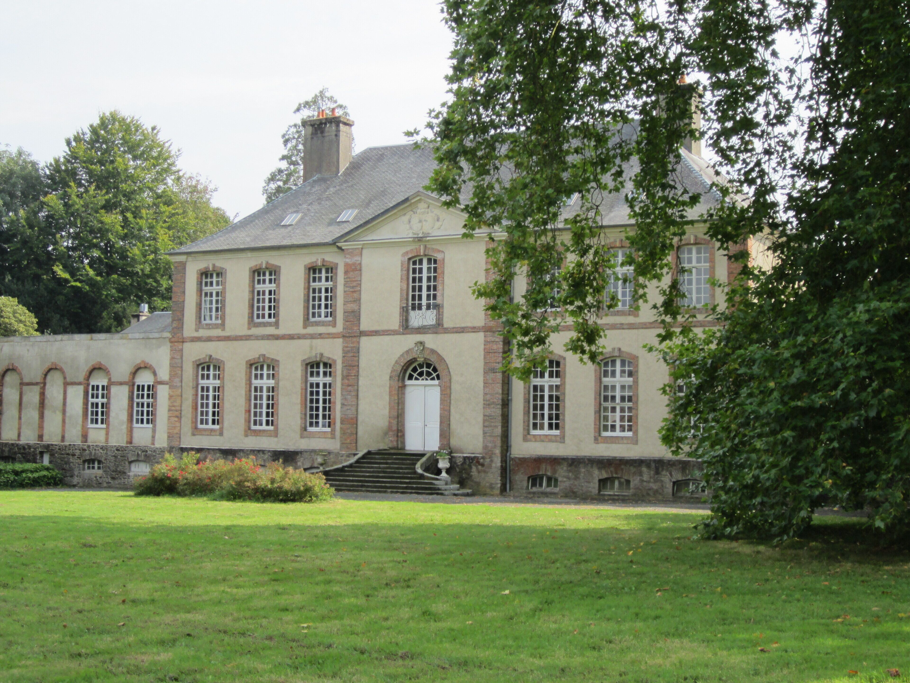 This building is indexed in the Base Mérimée, a database of architectural heritage maintained by the French Ministry of Culture, under the reference PA00110351 .