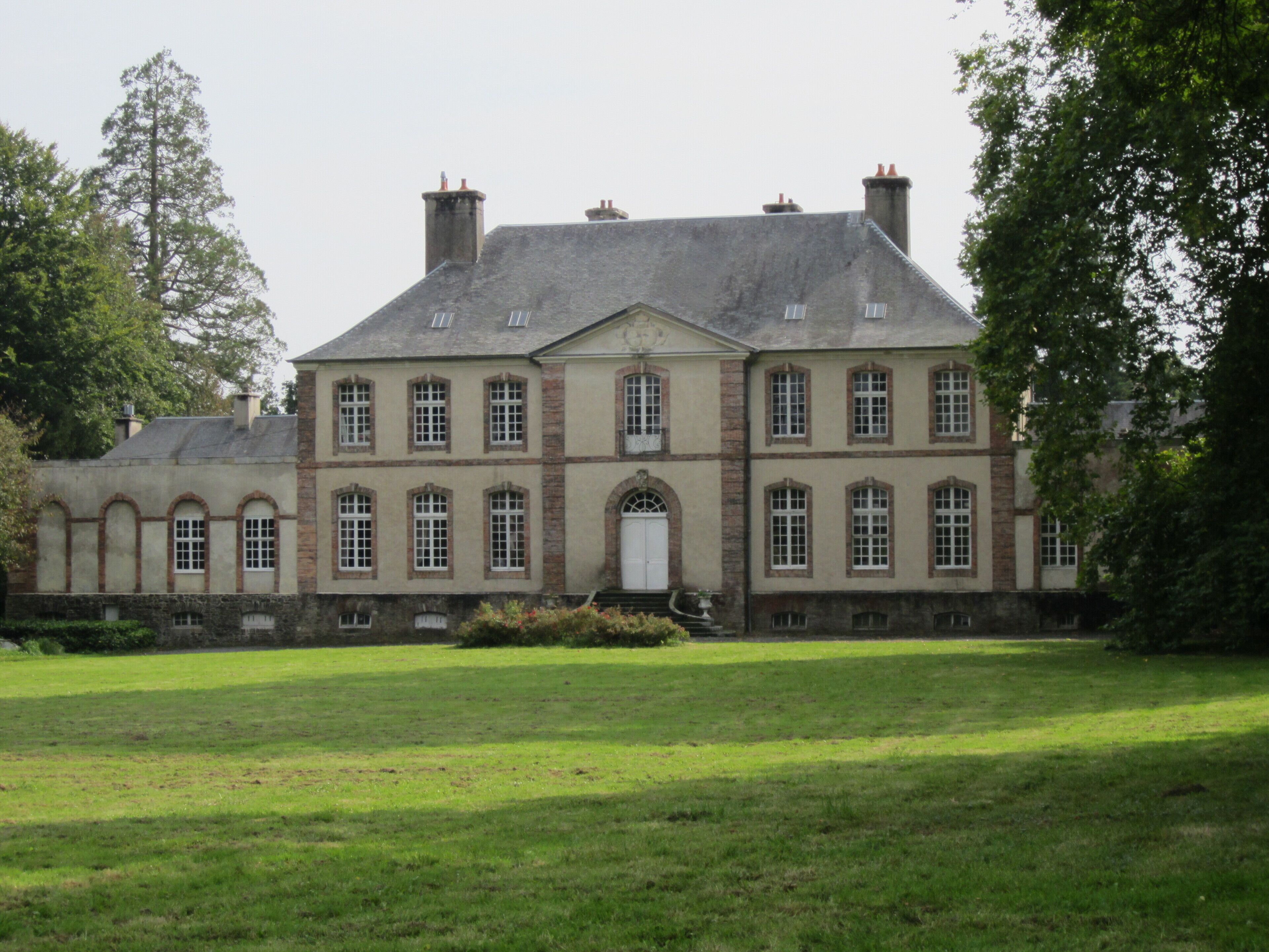 This building is indexed in the Base Mérimée, a database of architectural heritage maintained by the French Ministry of Culture, under the reference PA00110351 .