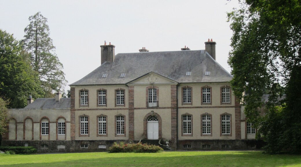 This building is indexed in the Base Mérimée, a database of architectural heritage maintained by the French Ministry of Culture, under the reference PA00110351 .