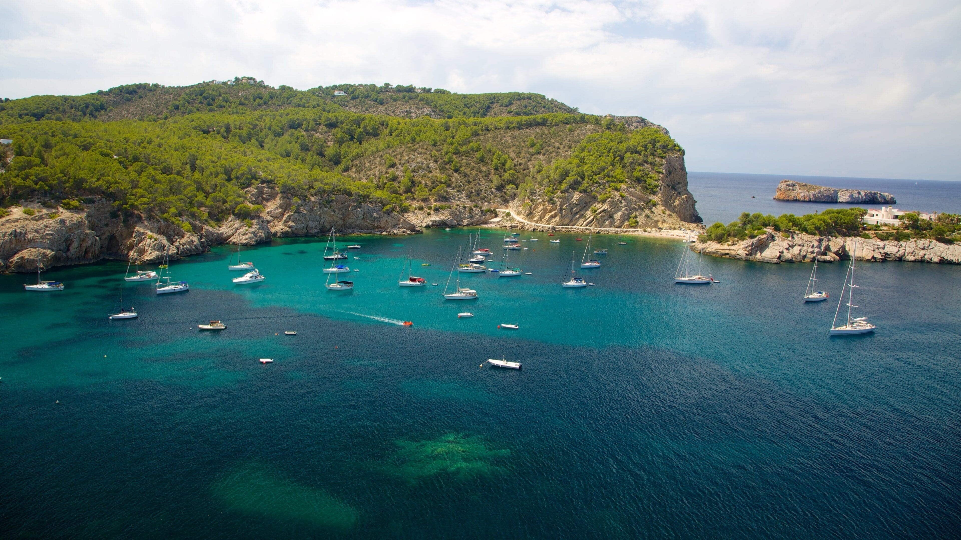 Cova de Can Marca 其中包括 港灣, 風景圖 和 划船