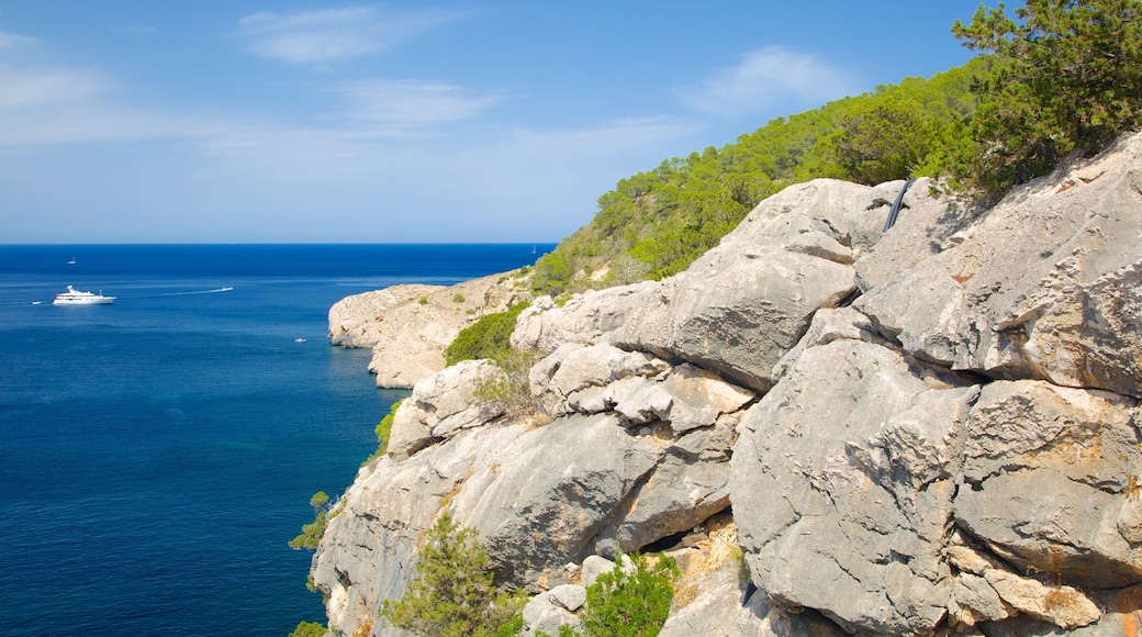 Cova de Can Marca 其中包括 岩岸, 風景圖 和 一般的海岸景觀