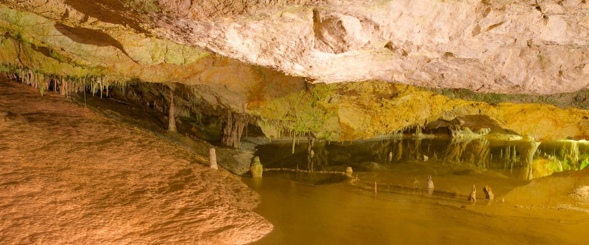 Cova de Can Marçà toont grotten en een meer of poel