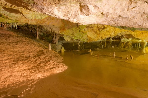 Cova de Can Marca mettant en vedette lac ou étang et grottes