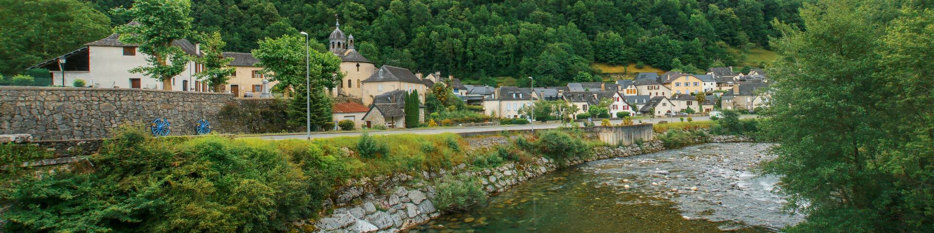 Sarrance (pequeño pueblo de los Pirineos franceses) y río Aspe. Casas de arquitectura tradicional situadas al pie de la ladera junto a la orilla del río.
