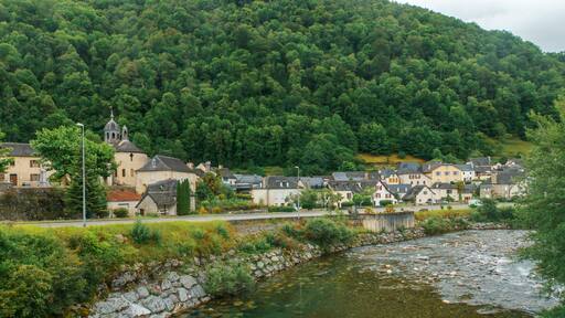 Sarrance (pequeño pueblo de los Pirineos franceses) y río Aspe. Casas de arquitectura tradicional situadas al pie de la ladera junto a la orilla del río.
