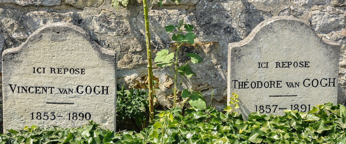 Two gravestones with inscriptions for Vincent van Gogh and Theo van Gogh.