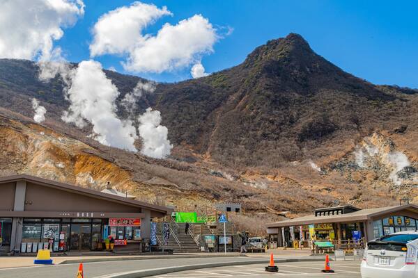 Ōwakudani which includes mountains