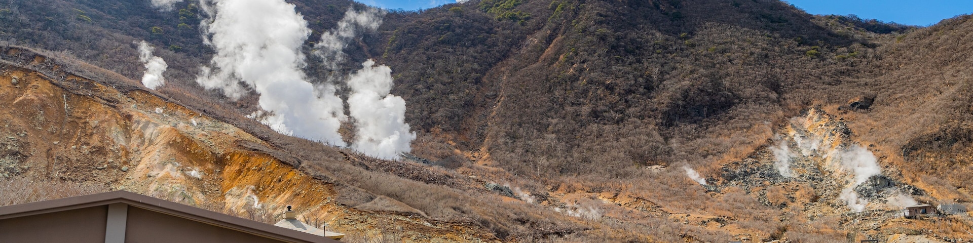 Ōwakudani which includes mountains