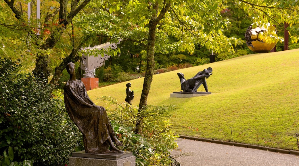 Museo al aire libre de Hakone ofreciendo un jardín y una estatua o escultura
