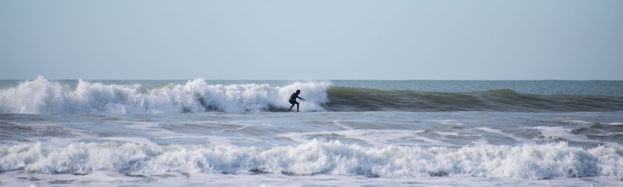 Un surfista montando una ola en el océano.