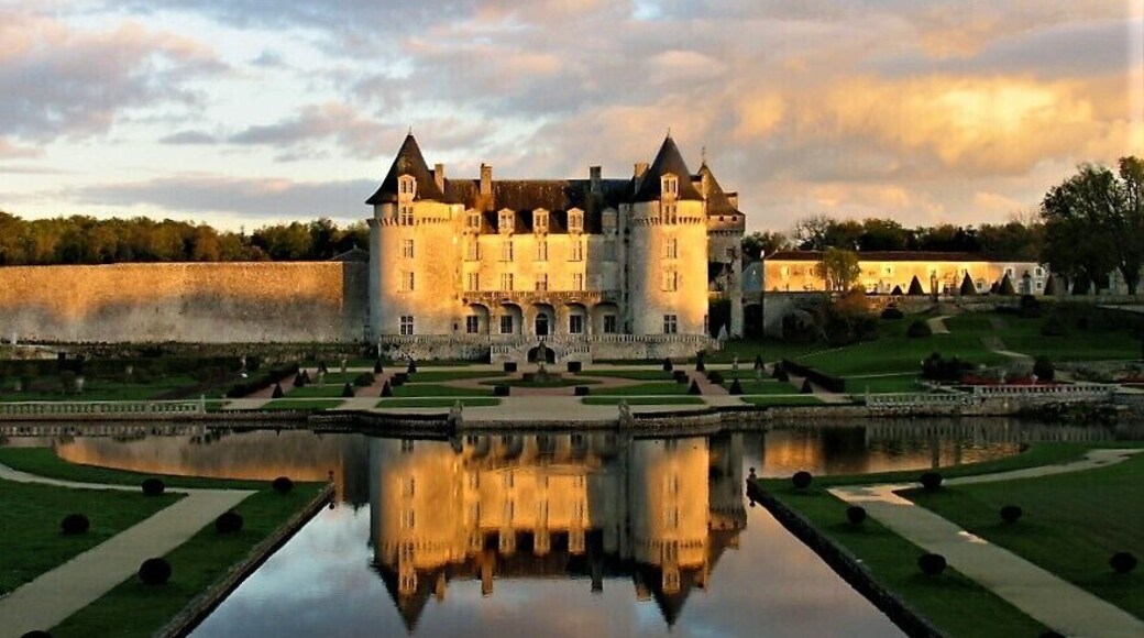 This building is indexed in the Base Mérimée, a database of architectural heritage maintained by the French Ministry of Culture, under the reference PA00105221 .