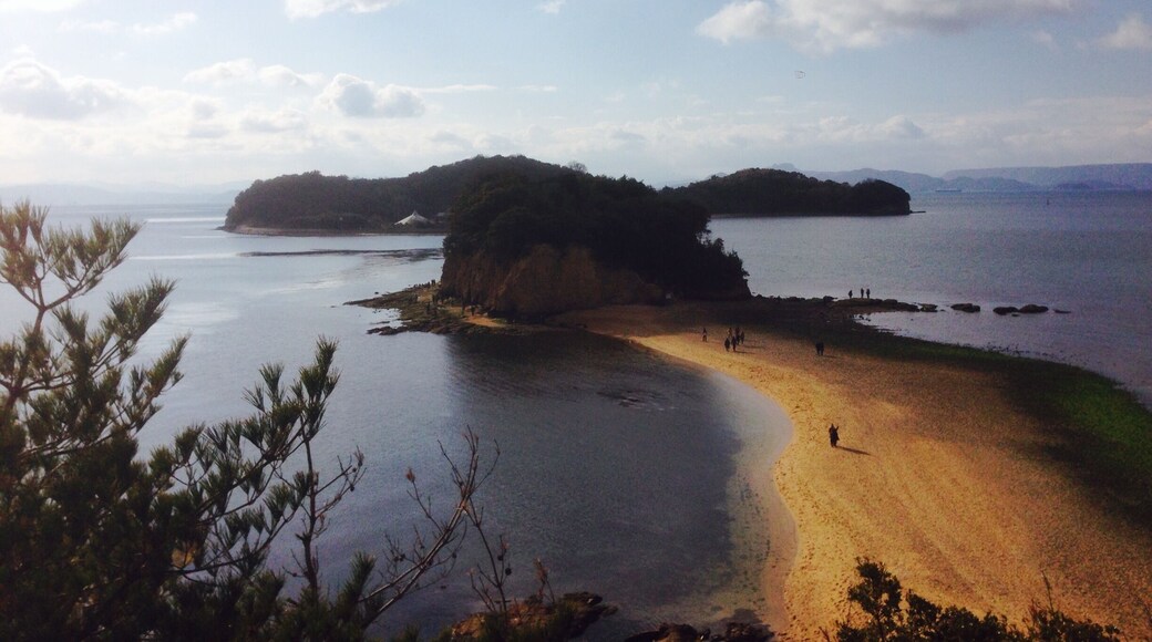 It is the road to reach islands. The name is Angel road. Because the road repeatedly is hidden by tide. People who can walk the road and visit the islands are so lucky.
#blue