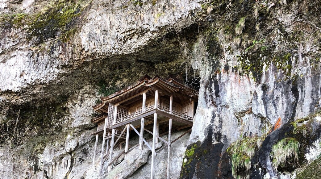 Takes about 1.5 hours return journey to reach this place. Some climbing needed