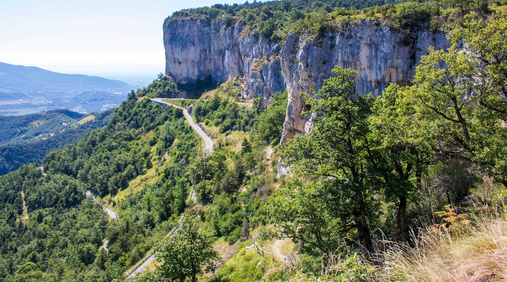 Les falaises et la route de Presles, massif du Vercors, Isère, France