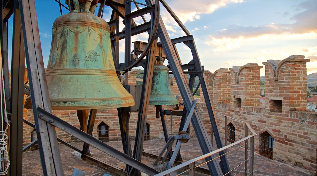 Tower of Gualtieri showing a sunset and heritage elements