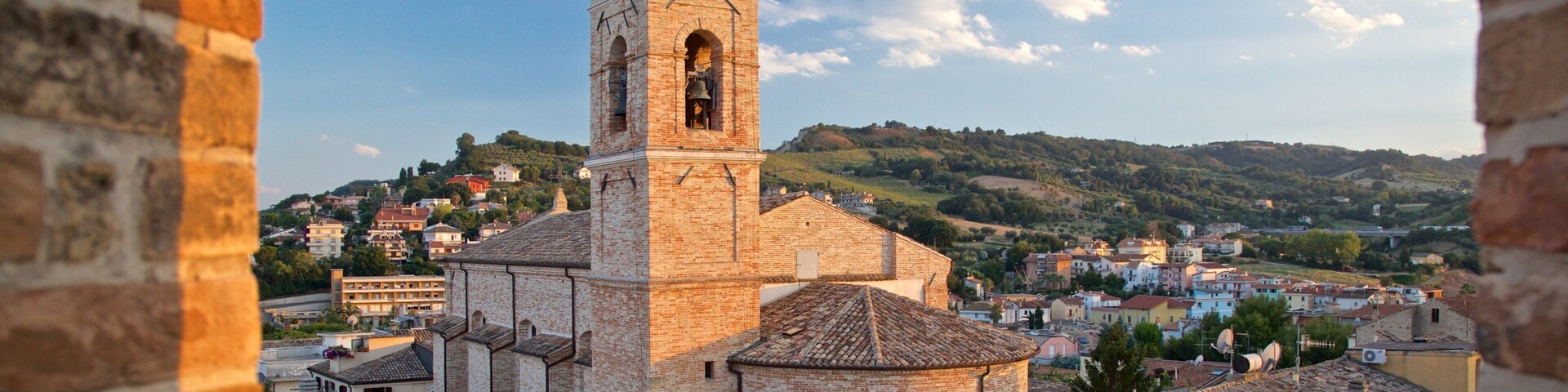 Torre de Gualtieri que incluye arquitectura patrimonial, una iglesia o catedral y vista panorámica