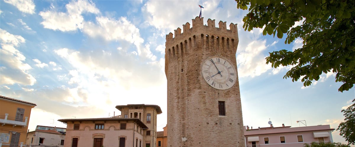 Torre dei Gualtieri das einen historische Architektur und Sonnenuntergang
