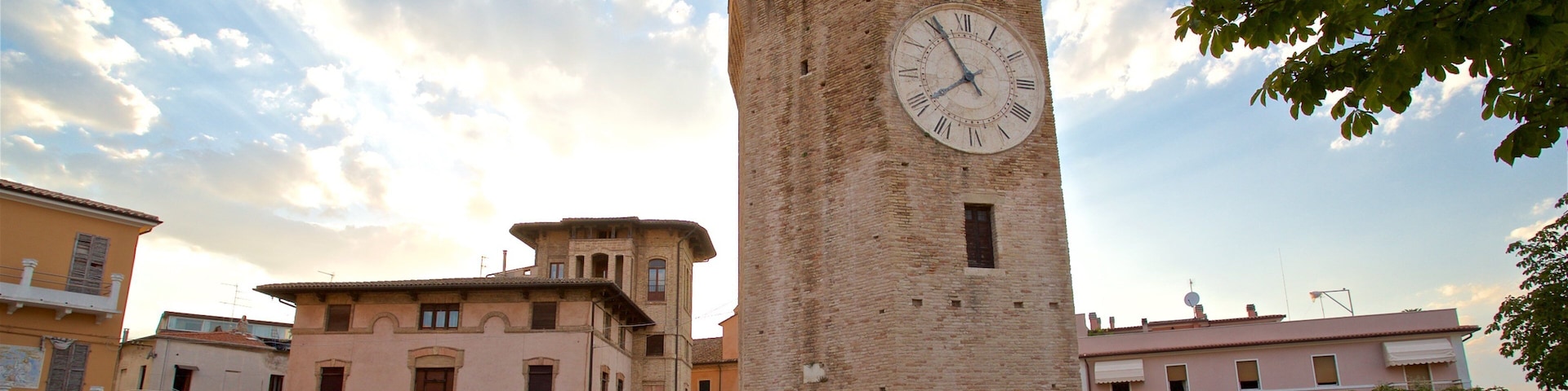 Torre dei Gualtieri que inclui um pôr do sol e arquitetura de patrimônio
