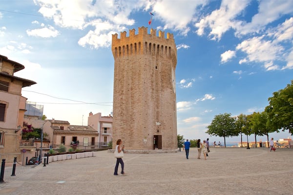 Torre dei Gualtieri mit einem historische Architektur und Sonnenuntergang