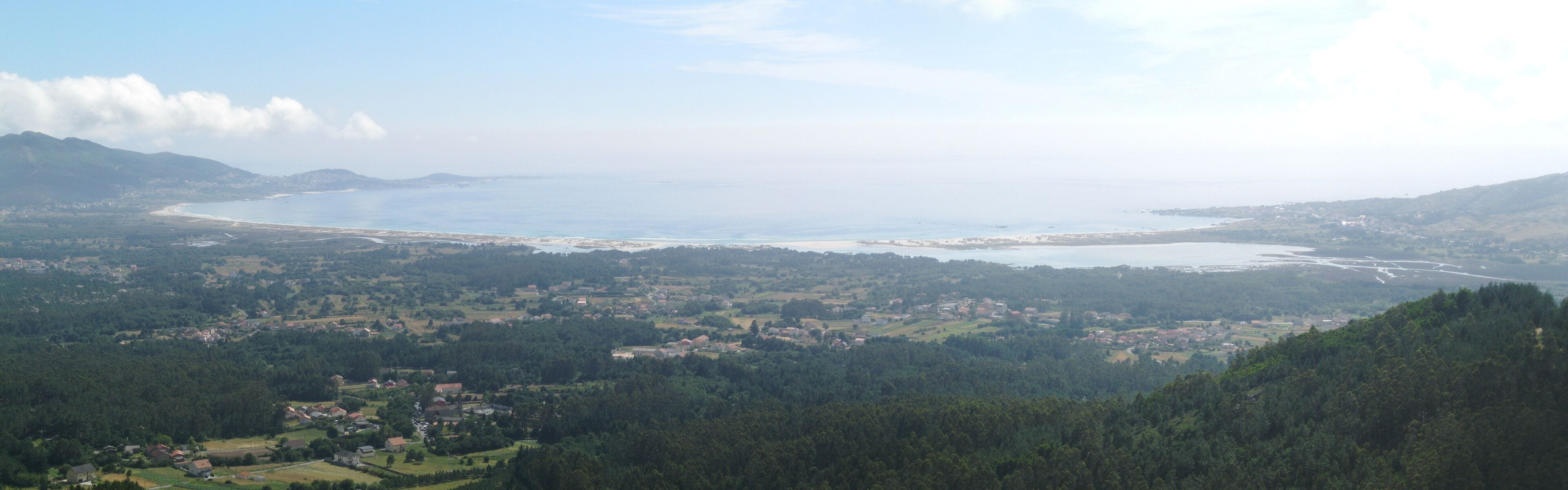 View from the viewpoint of Louredo (in Galicia, Spain), with the beach of Carnota in the background.