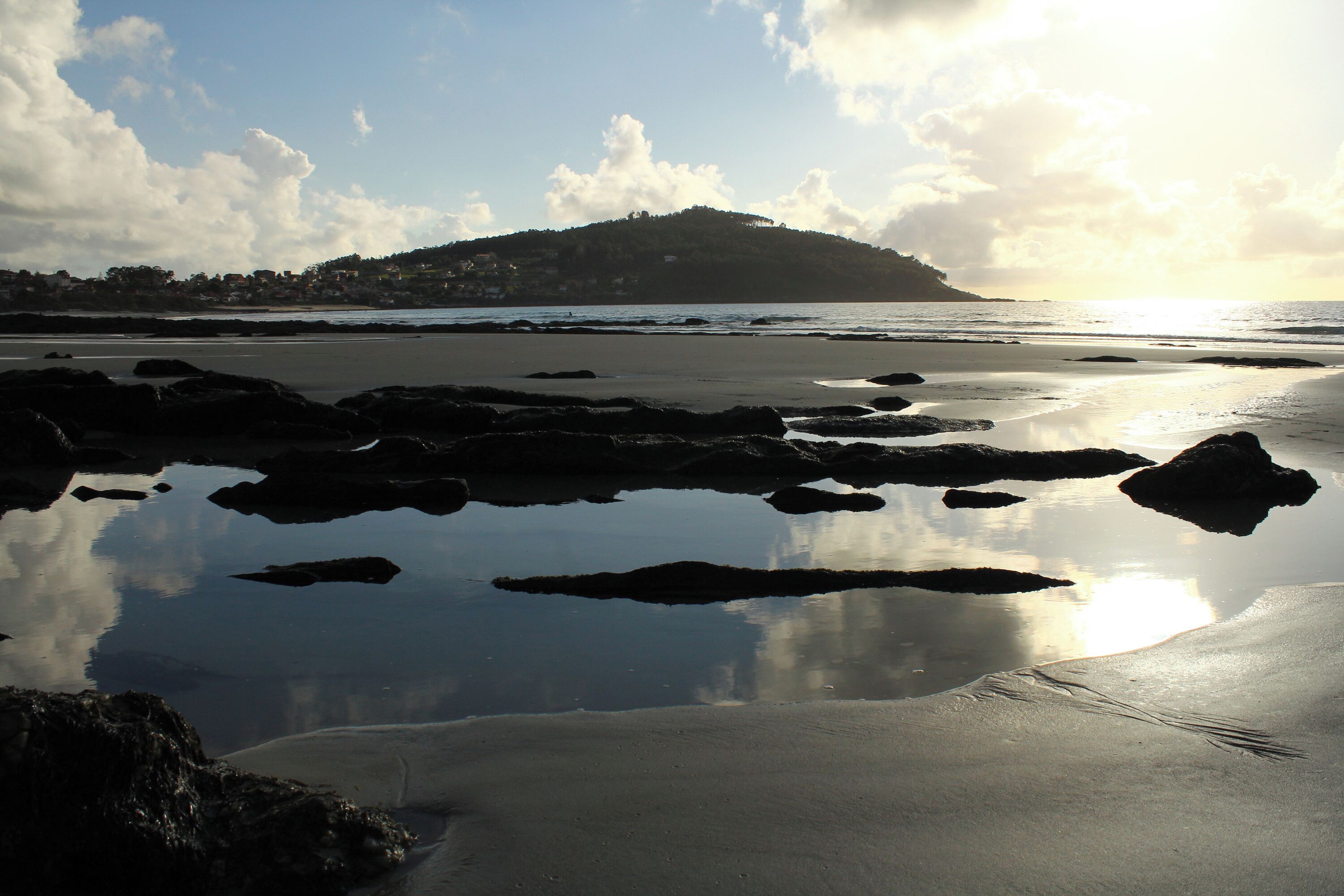 La Península de Monteferro, vista desde la Playa de Patos, en Nigrán. Monteferro Monteferro Peninsula, seen from Patos Beach, in Nigrán.