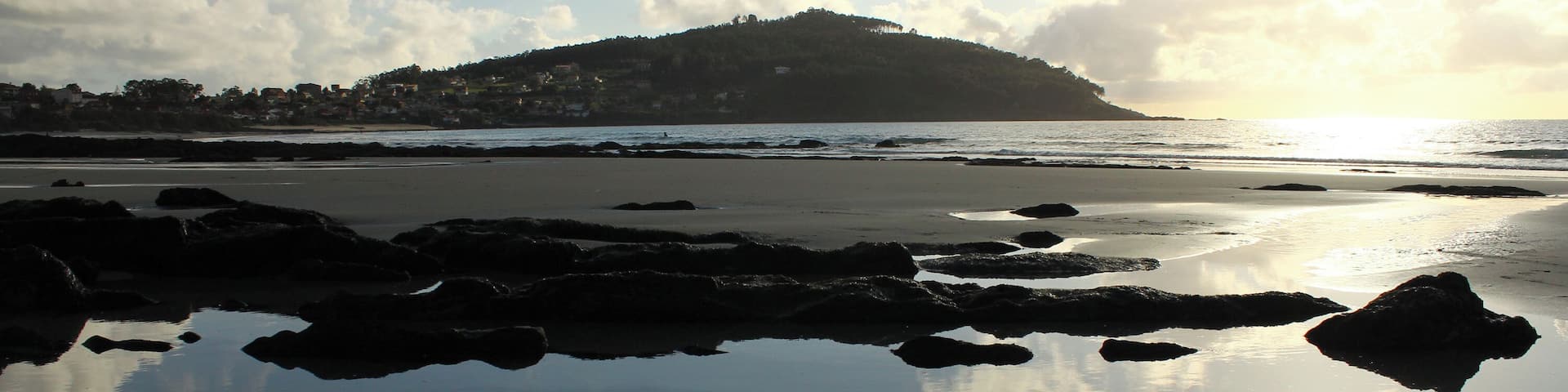 La Península de Monteferro, vista desde la Playa de Patos, en Nigrán. Monteferro Monteferro Peninsula, seen from Patos Beach, in Nigrán.