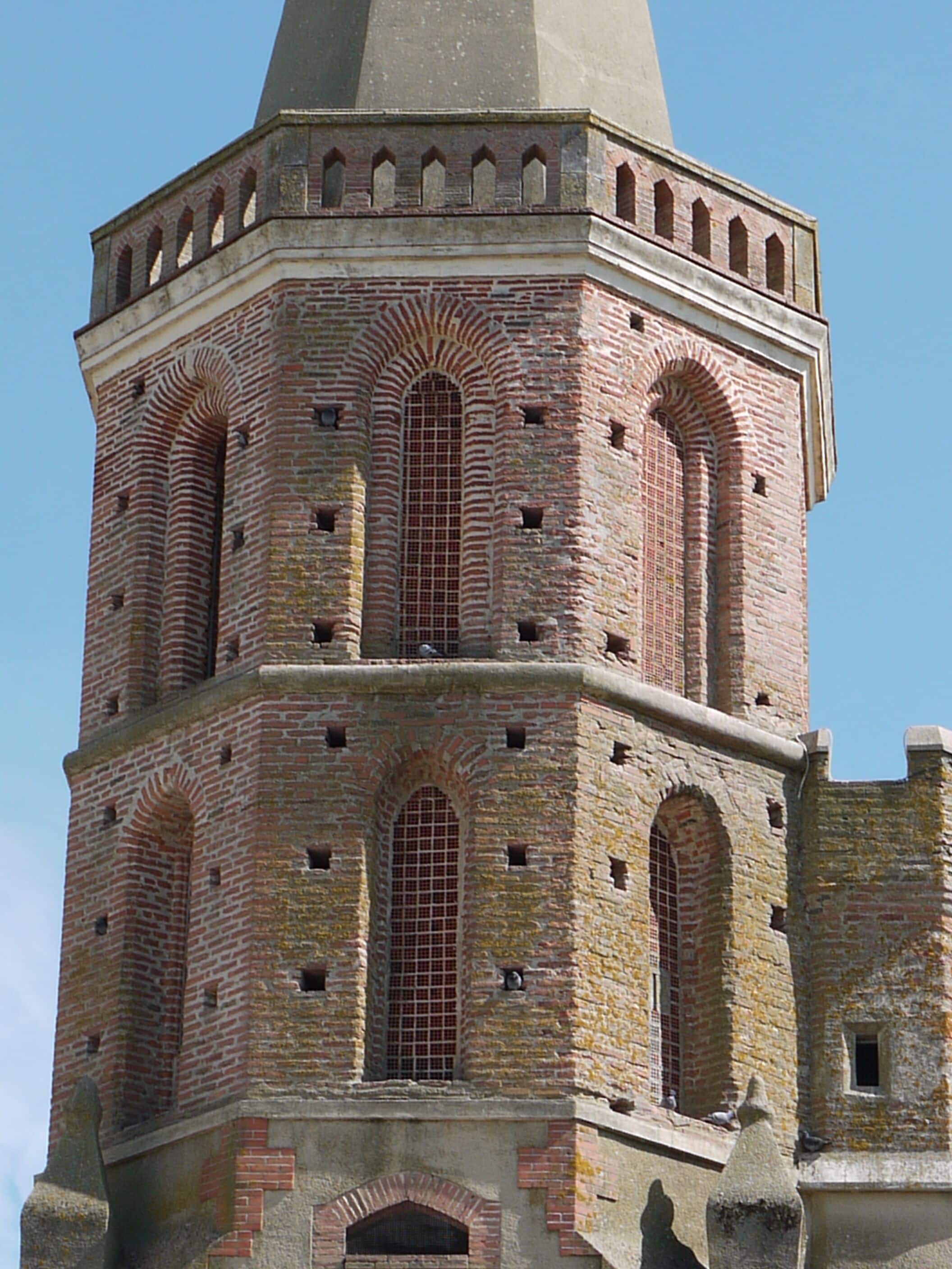 Détail du clocher de l'église d'Aubiet.