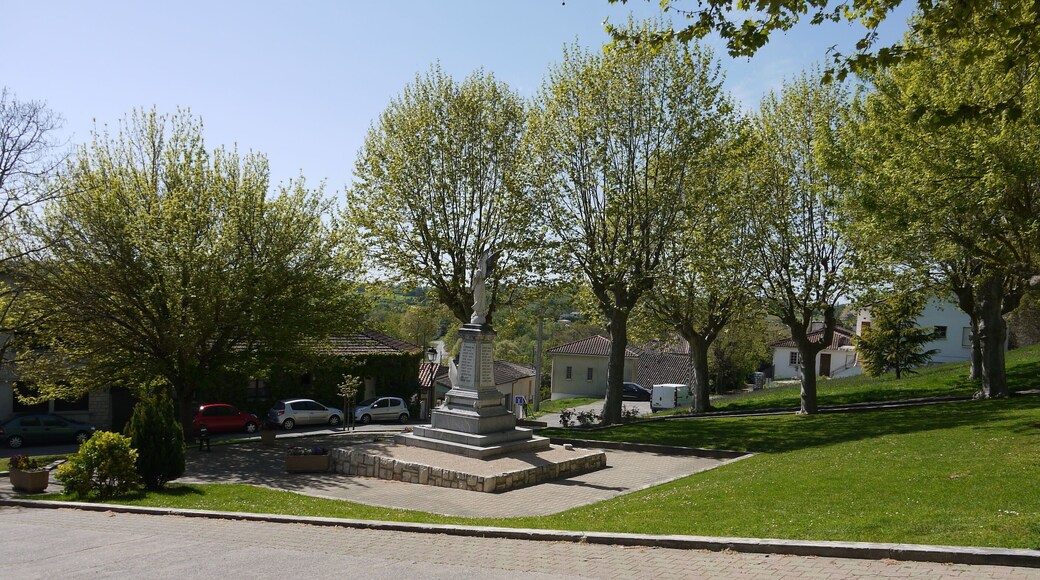 Le jardin de la Rue de la Mairie et le monument aux morts Ă Aubiet.