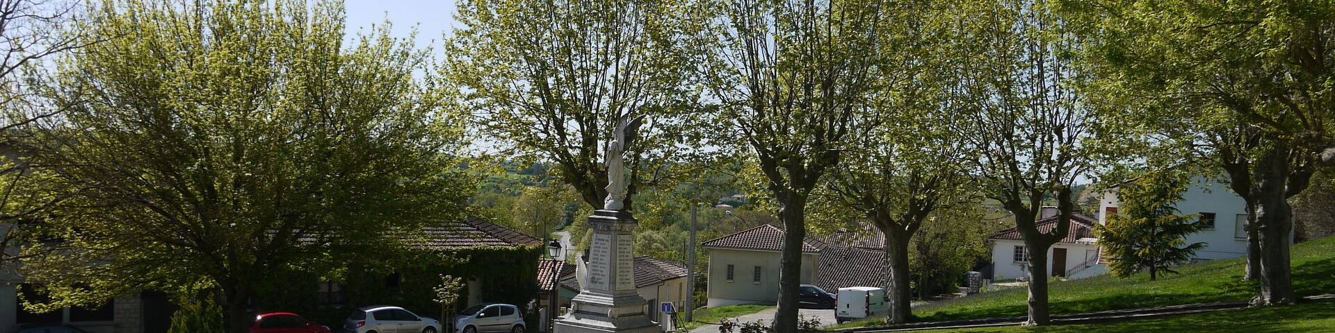 Le jardin de la Rue de la Mairie et le monument aux morts Ă Aubiet.