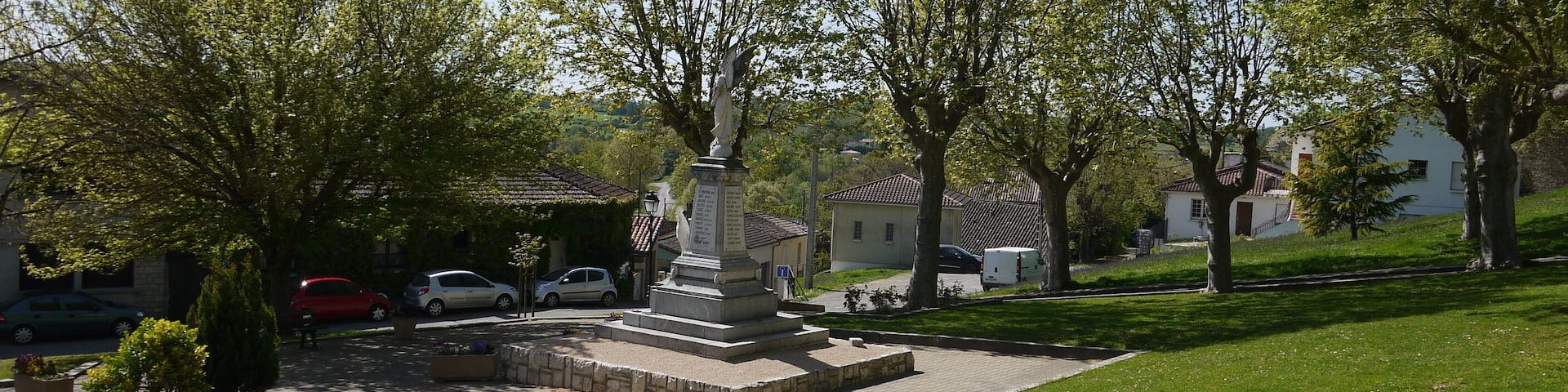 Le jardin de la Rue de la Mairie et le monument aux morts à Aubiet.
